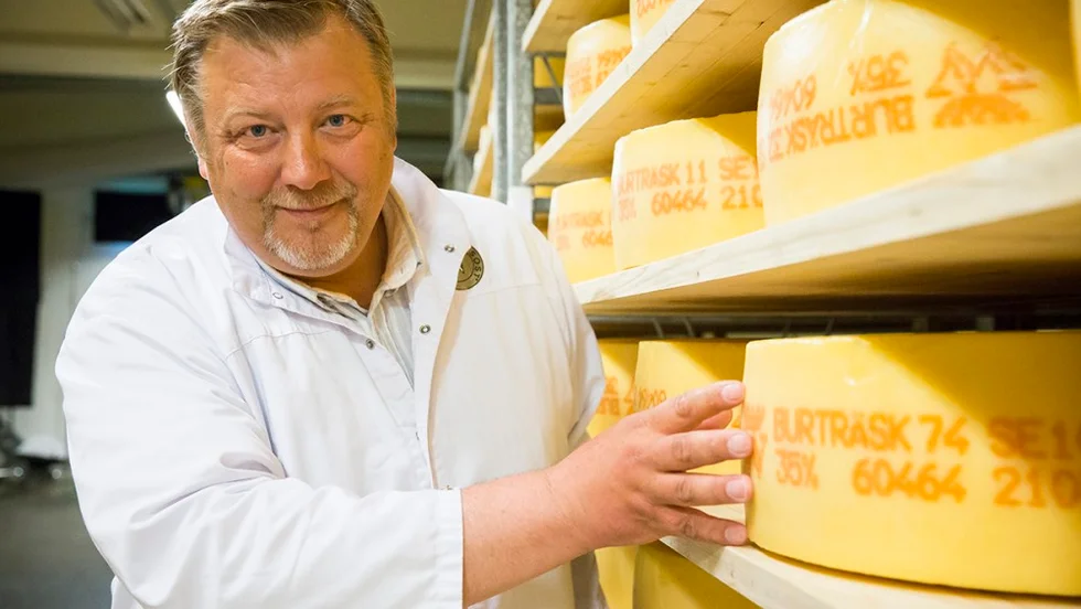 Ostmästare Thomas Rudin är ytterst ansvarig för bedömningen av Västerbottensost. 
