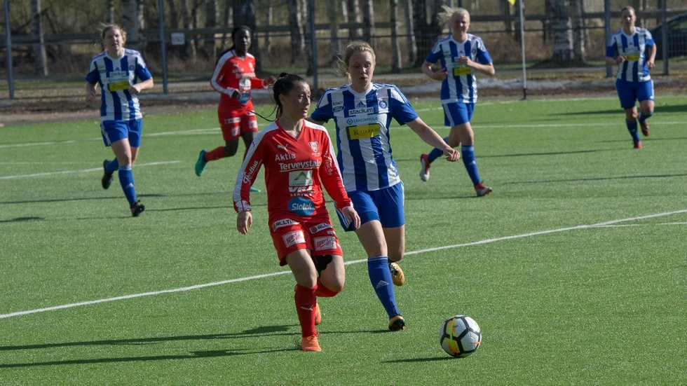 Morön har skrivit ett ettårskontrakt med mittfältaren Katrina Guillou från USA (röd tröja till vänster närmast i bild).