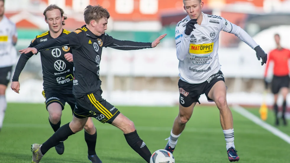 Patric Åslund, Motala AIF:s nyförvärv från Västerås SK, kom inte så långt med sina nedhasade strumpor. Kryss mot Smedby gav inget särskilt, men visade ändå att Maif ligger väl framme inför årets spel i norrettan. En och en halv månad till premiär.