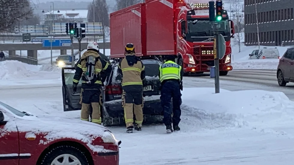 Polis och räddningstjänst hjälptes åt att flytta bilen från vägbanan.