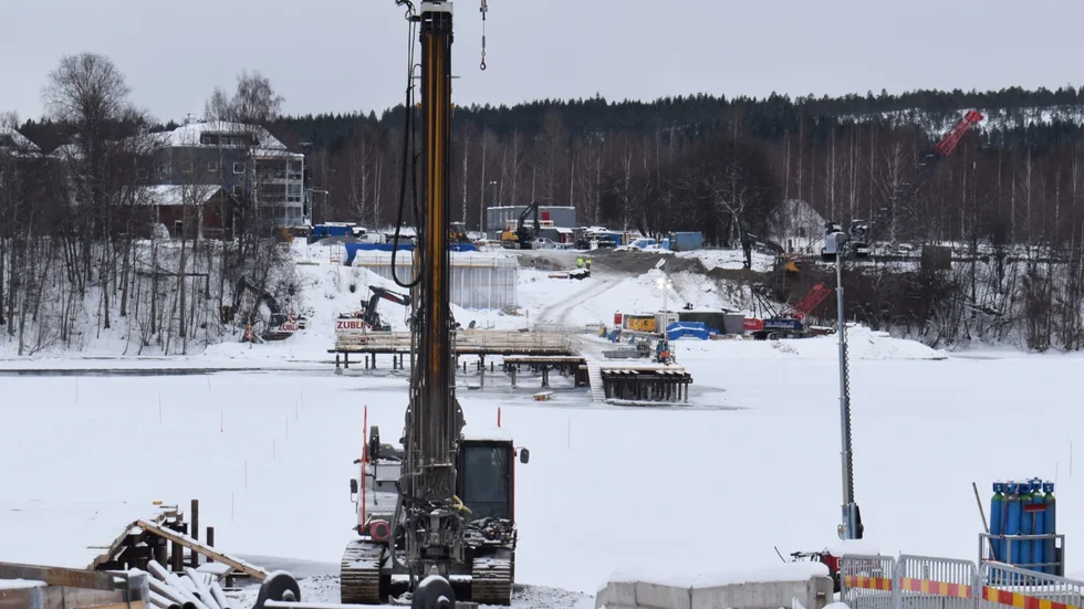 Efter. Så här var läget tisdag 15 februari. Räcken av trä har monterats på den del av bryggan som ligger nedströms.  
