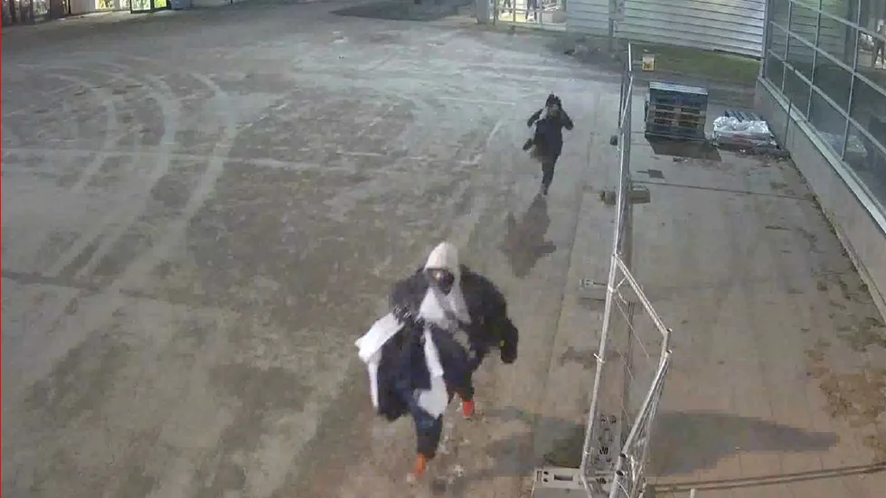 Tjuvarna flyr med kläder för minst 30 000 kronor enligt polisens förundersökning. Här fastnar de i en övervakningskamera. Bilder som snart ledde polisen på rätt spår.