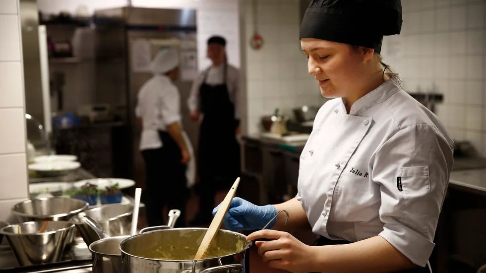 Julia Rauker, 18, går sista året på Kungsgårds Restaurang- och livsmedelsprogram.