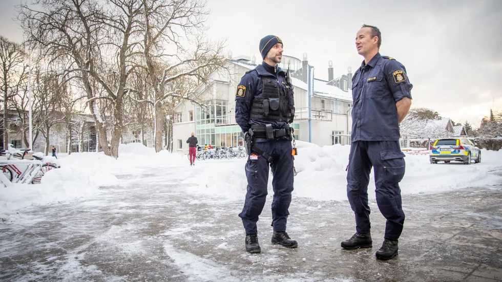 Under coronapandemin har polisen inte kunnat göra sina relationsbyggande spontanbesök på skolor och ungdomsgårdar, men den senaste tiden har dessa besök kunnat återupptas igen. På bilden syns Martin Andersson och kommunpolis Conny Johansson. 