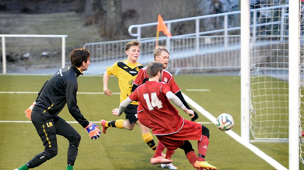 Mål för Bergsbyn. Seabstian Åkesson trycker in 2–1. Målvakten Linus Nordkvist har hamnat på efterkälken. Foto: Roine Sandlén.
