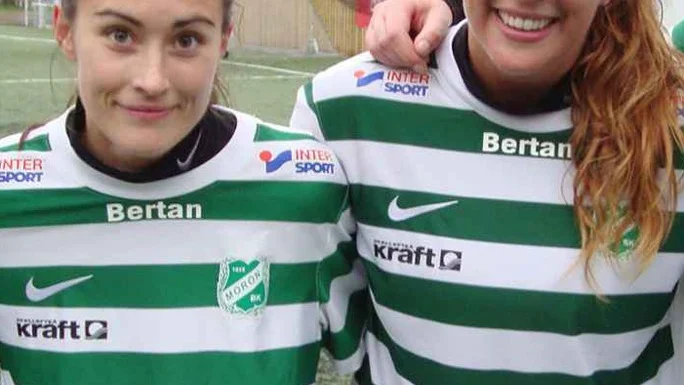 Emelie Marklund och målskytten Cajsa Lundström hörde till Moröns bästa spelare i bortamatchen mot tabelltvåan Assi.