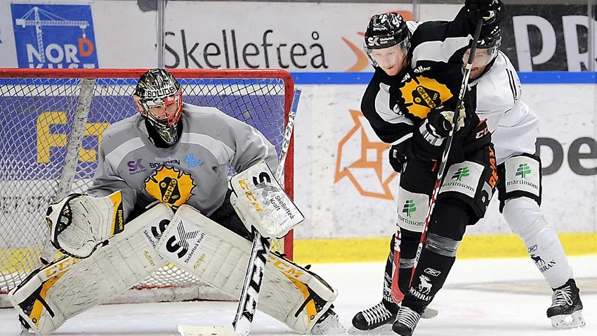 Har koll. Tim Heed har koll på pucken framför Jesper Eriksson. Foto: Roine Sandlén