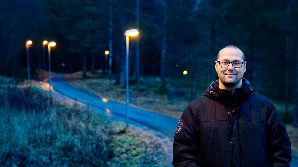 Snart klar. ”Bytet av kvicksilverlamporna är enbart 1,5 år bort”, säger Fredrik Lindqvist som är belysningsansvarig på Skellefteå kommun.