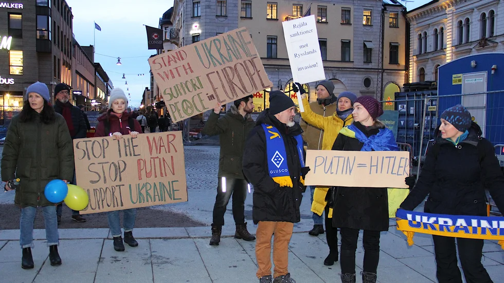 Ett 20-tal personer hade samlats på Stora Torget i Uppsala för att visa sitt stöd för Ukraina.