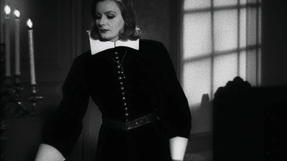 Greta Garbo är en av flera stjärnor som fladdrar förbi i "Fördom & stolthet". Här ser vi henne som Kristina i "Drottning Kristina" (1933).