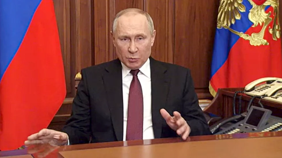 Bild från Vladimir Putins tal till nationen innan Ryssland gick in i Ukraina i torsdags morse.