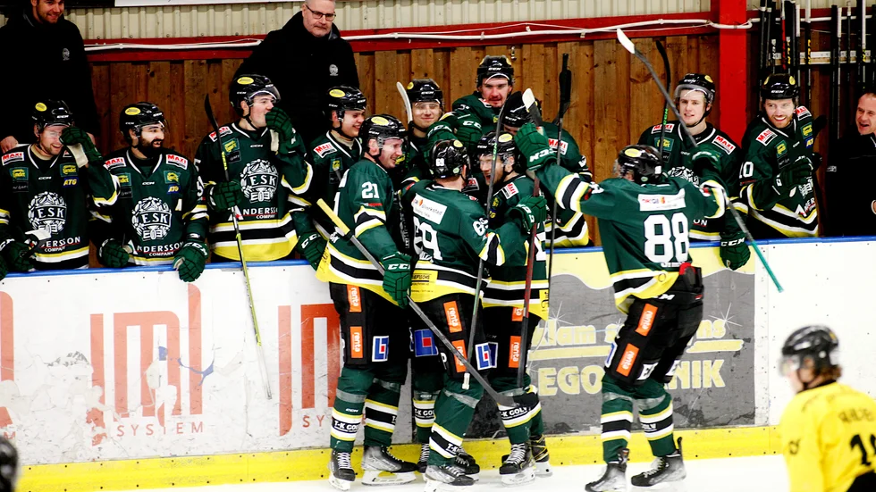 Det var äntligen glada miner i ESK Hockey. Både på isen och i båset.
