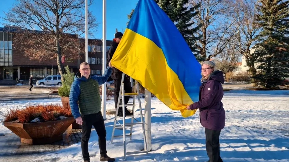 Oppositionsrådet Jonas Nyberg (S) och kommunstyrelsens ordförande Sara Sjödal (C) hissade tillsammans med ukrainska flaggan vid kommunhuset i Tierp på måndagen. 