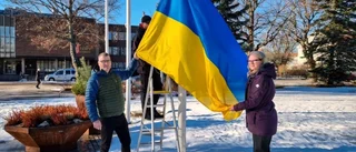 Den ukrainska flaggan vajar vid kommunhuset i Tierp