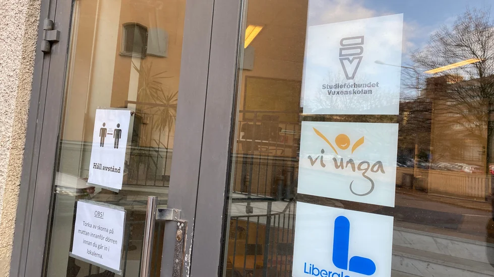 Den nu sparkade avdelningschefen hyrde med sitt privata företag in sig i Studieförbundet Vuxenskolans lokaler, bland annat i Norrköping. 
