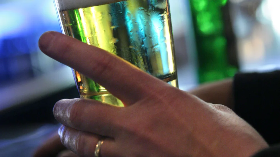 En undersökning vi genomfört bland tonårsföräldrar visar att 9 av 10 tror att det är vanligt att tonåringar under 18 år dricker alkohol på föräldrafria fester, men bara var femte förälder tror att deras egna tonårsbarn dricker alkohol på dessa fester.