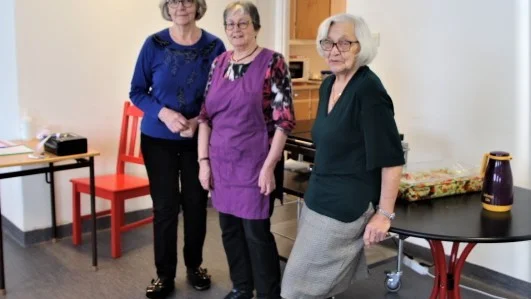 Vera, Karin och Inga serverade smaskiga pannbiffar på torsdagslunchen.