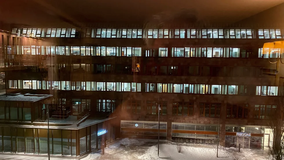 Natt efter natt ser det ut så här i kommunhuset från andra sidan av Vaksalagatan. Jag vet inte vad priset per kWh var vid detta tillfälle. Vi uppmanas ständigt att spara el, dels av kostnadsskäl och dels med hänsyn till klimatet. Drivande säger sig Mp vara och mig veterligen håller de också till i kommunhuset. Kan man inte få miljöpartister att släcka ljuset skulle man kanske kunna få ”Sofi” att göra det.