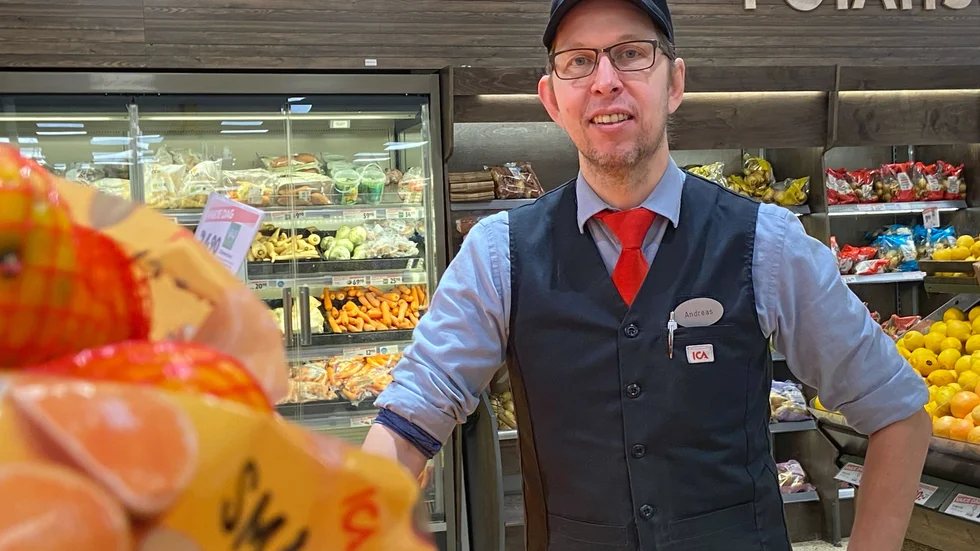 Andreas Hedlund, veteran på Ica Torghallen i Mariefred, trivs med sitt jobb.