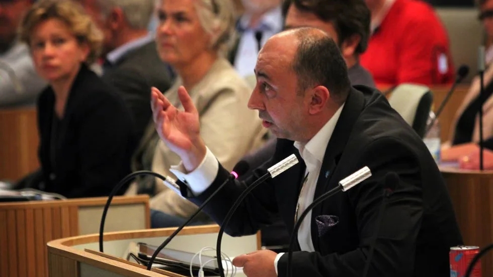 


Darko Mamkovic är gruppledare för SD. Hans motion om förbud mot böneutrop röstades ner med stor majoritet.



