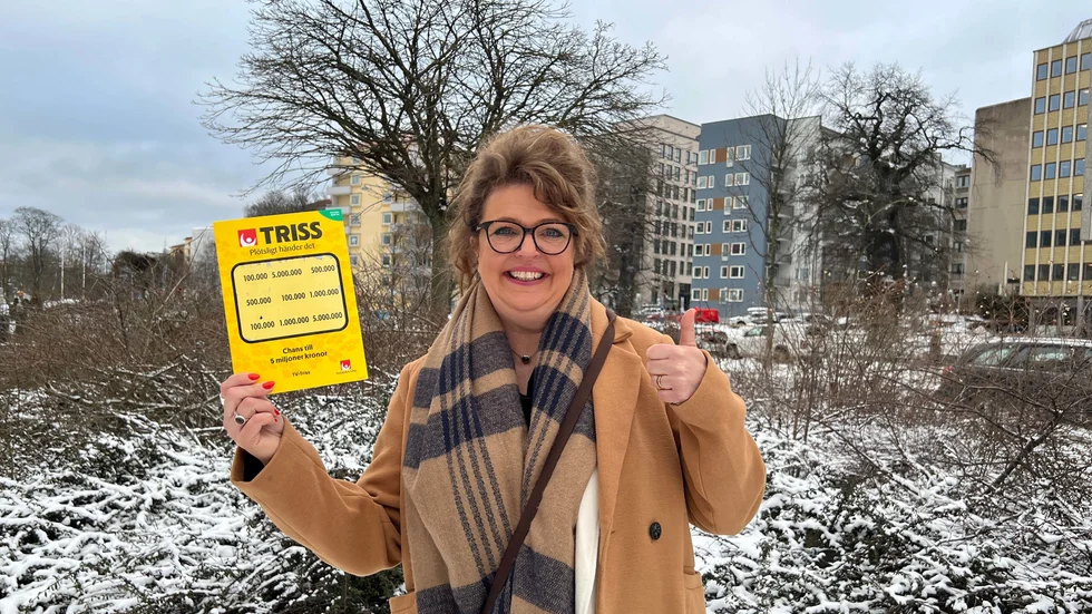 Så här glad blev Ammie Envall från Södra Vi när vinsten var bärgad. "Först blir det en resa med barn och barnbarn till Kolmården nu när vi alla kan vara tillsammans igen".