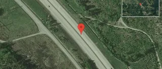 Lastbil stillastående på E20 - helt stopp i ett körfält