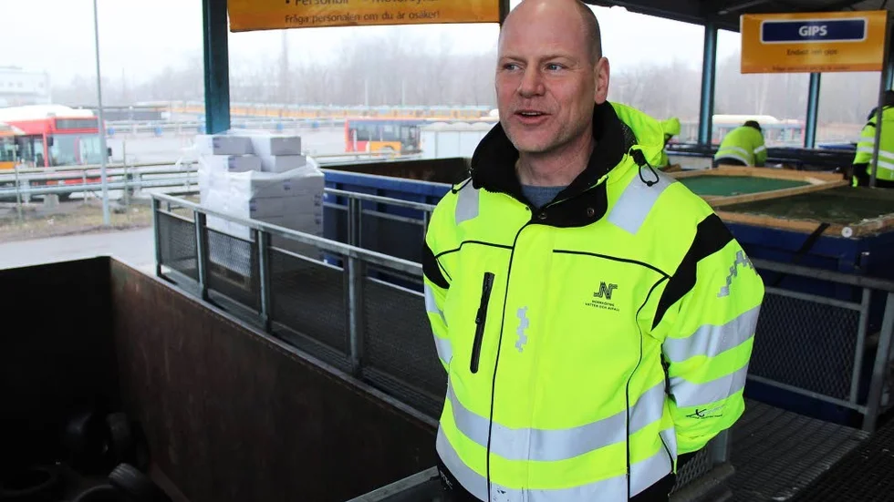 Anders Karlsson, affärsområdeschef och ansvarig för avfallshanteringen på Nodra på plats vid en returpunkt.