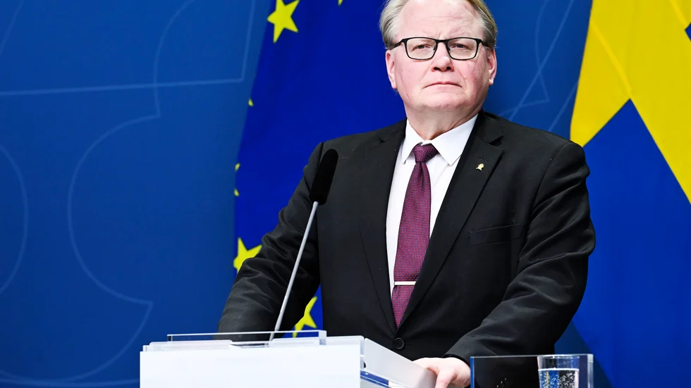 Försvarsminister Peter Hultqvist vid söndagens presskonferens.