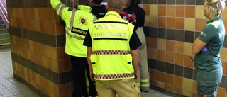 Flera satt fast i olika hissar