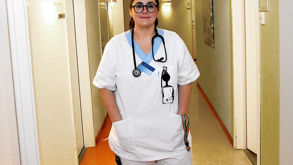 Ingen dag är den andra lik för  Alexandra Aspioti Delija, AKS-sjuksköterska, på Örnäsets hälsocentral. "Jag tar emot patienter med frakturer, problem med buk eller lungor. Och så ägnar jag mycket tid till att bedöma hudåkommor", säger hon. 