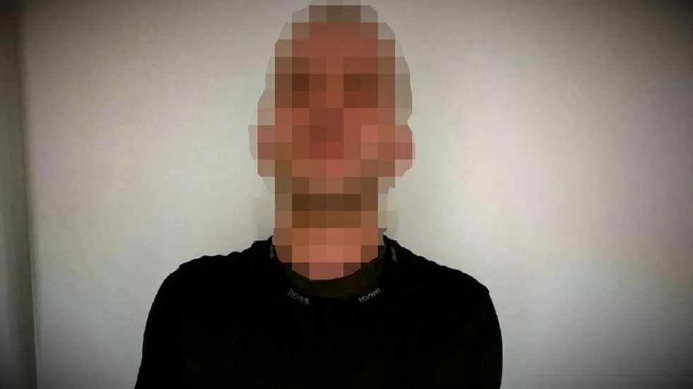 Mannen är häktad i sin frånvaro, på sannolika skäl misstänkt för medhjälp till mordet på 21-åringen som hittades död i Tillinge i augusti.