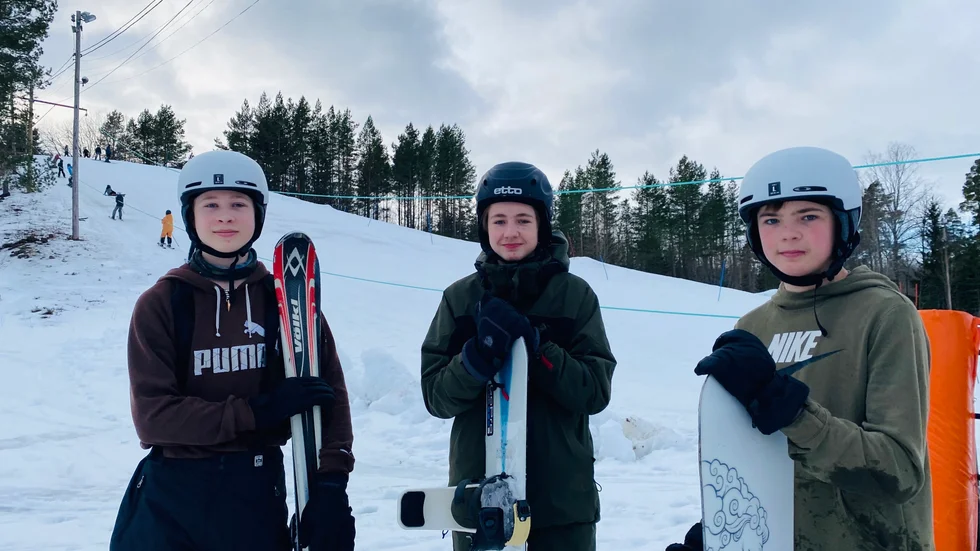 Tristan Sjögren med Tore och Gustaf Bergström från Örbyhus åker brädor på skidbacken i Söderfors. 