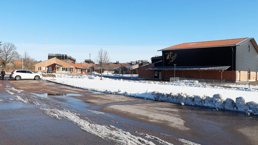 "Systemet med att förbjuda hela tiden är ingen nöjsam lösning man vill ta till." Det säger Jan-Erik Nyström, rektor på Tegelvikens skola.