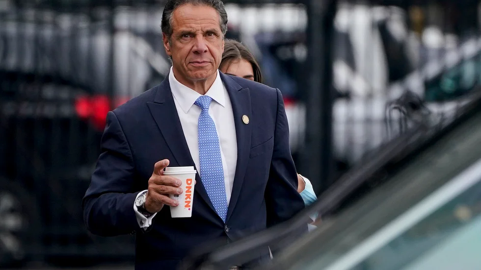 Andrew Cuomo krävs på pengar som han fått i ersättning för att skriva en bok om coronpandemin sedan det kommit fram att han använt delstatens personal för att skriva den. Arkivbild.