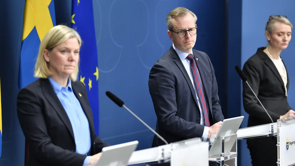 Statsminister Magdalena Andersson, finansminister Mikael Damberg och Folkhälsomyndighetens generaldirektör Karin Tegmark Wisell under regeringens pressträff om nya åtgärder kopplade till coronapandemin.