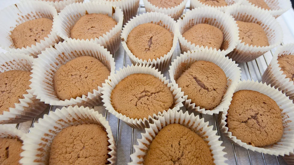 Kvinnan åt muffins som innehöll cannabis. Hon åtalades för ringa narkotikabrott, men har nu friats.