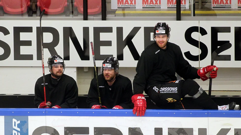 Hampus Falk (höger) hoppar in i den allsvenska hetluften igen. Här tillsammans med backkollegorna Philip Alftberg och Jakob Stridsberg.