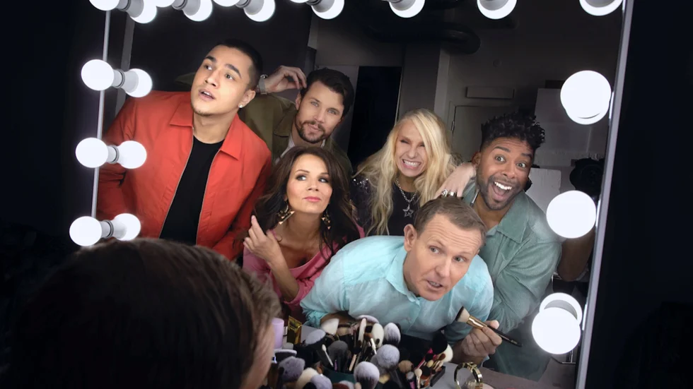 Några av artisterna på sommarens Diggiloo under en pressträff. Liamoo, Robin Bengtsson, Lena Philipsson, Sanne Salomonsen, Jessica Andersson och komikern Måns Möller.