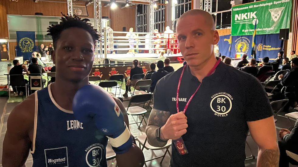 Boxning. Alvin Warukaga är redo för semifinal i SM, här ihop med tränaren Mathias Svensson i BK30. Motalaklubben tog till slut ett brons genom Warukaga. 