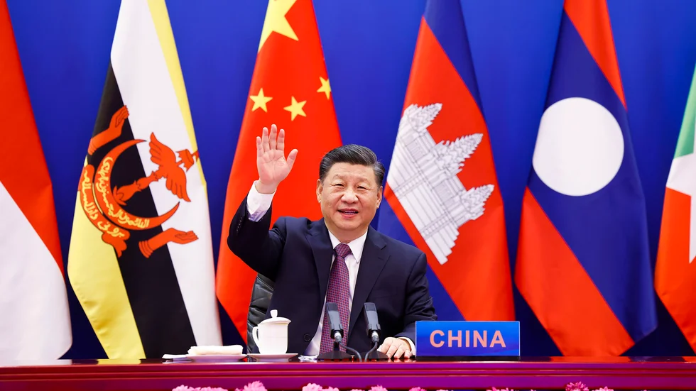 Kinas president Xi Jinping vinkar på ett handelsmöte i Asien. Debattören önskar sig att EU ska vara hårdare mot Kina och deras vargkrigardiplomati. 