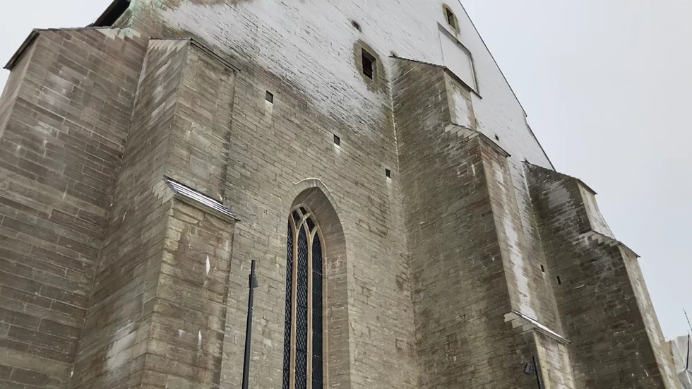Vadstena klosterkyrka är en plats för alla. Kyrkan tar in 200 personer utan krav på vaccinbevis och har tillsett att man håller avstånd. 