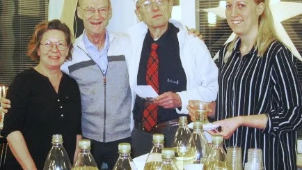 Agnes Eriksson och Veronica Bohlin från kommunens äldregrupp, här tillsammans med gästen Åke Winrot och Leo Hassler från musikgruppen Rubus, som underhöll på partyt.