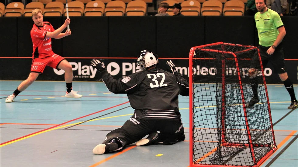 William Larsson skjuter för Solfjäderstaden, men hittar ingen lucka bakom Kalmarsund U:s målvakt Victor Johansson. Larsson såg ansträngd och otajmad ut och inte alls i den lysande form han hade i höstas.