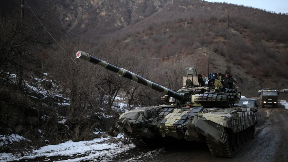 En azerbadzjansk stridsvagn rullar fram efter hårda strider kring det omstridda Nagorno-Karabach under hösten 2020. Arkivbild.