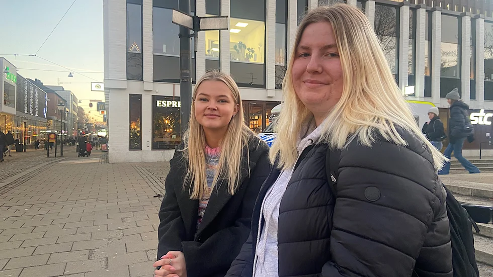 Hanna Nord och Linnea Olsson är båda 17 år och kommer från Norrköping. Än är det inte dags för flytt, men ovissheten hur det ska bli efter studenten oroar tjejerna.