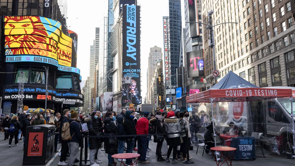 Folk köar för att testa sig vid Times Square i New York. Arkivbild.