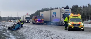 Personbil voltade på E4 och hamnade på taket – föraren förd till sjukhus