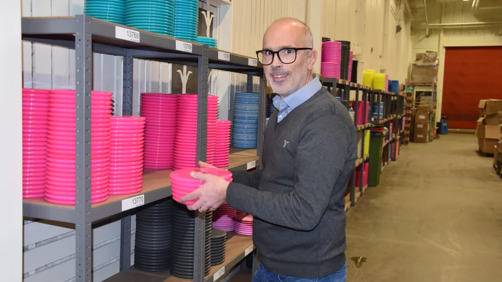 Jörgen Lindfors, Sportme, visar en del av lagret av discar från Latitude 64 där de sköter distributionen i tre länder.
