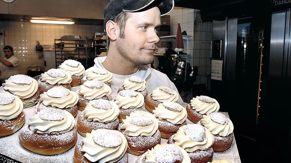 Så fort julen är över börjar efterfrågan på semlorna. "Tidigare satt man mest och tillverkade marsipanrosor på bagerierna i januari. Nu säljer vi semlor", säger bagaren Ulf Sundgren.