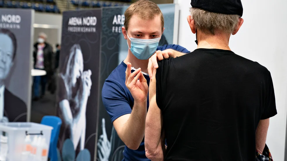 Giltighetstiden för covidpass kan kortas i Danmark. Här får en man i Ålborg en vaccindos. Arkivbild.